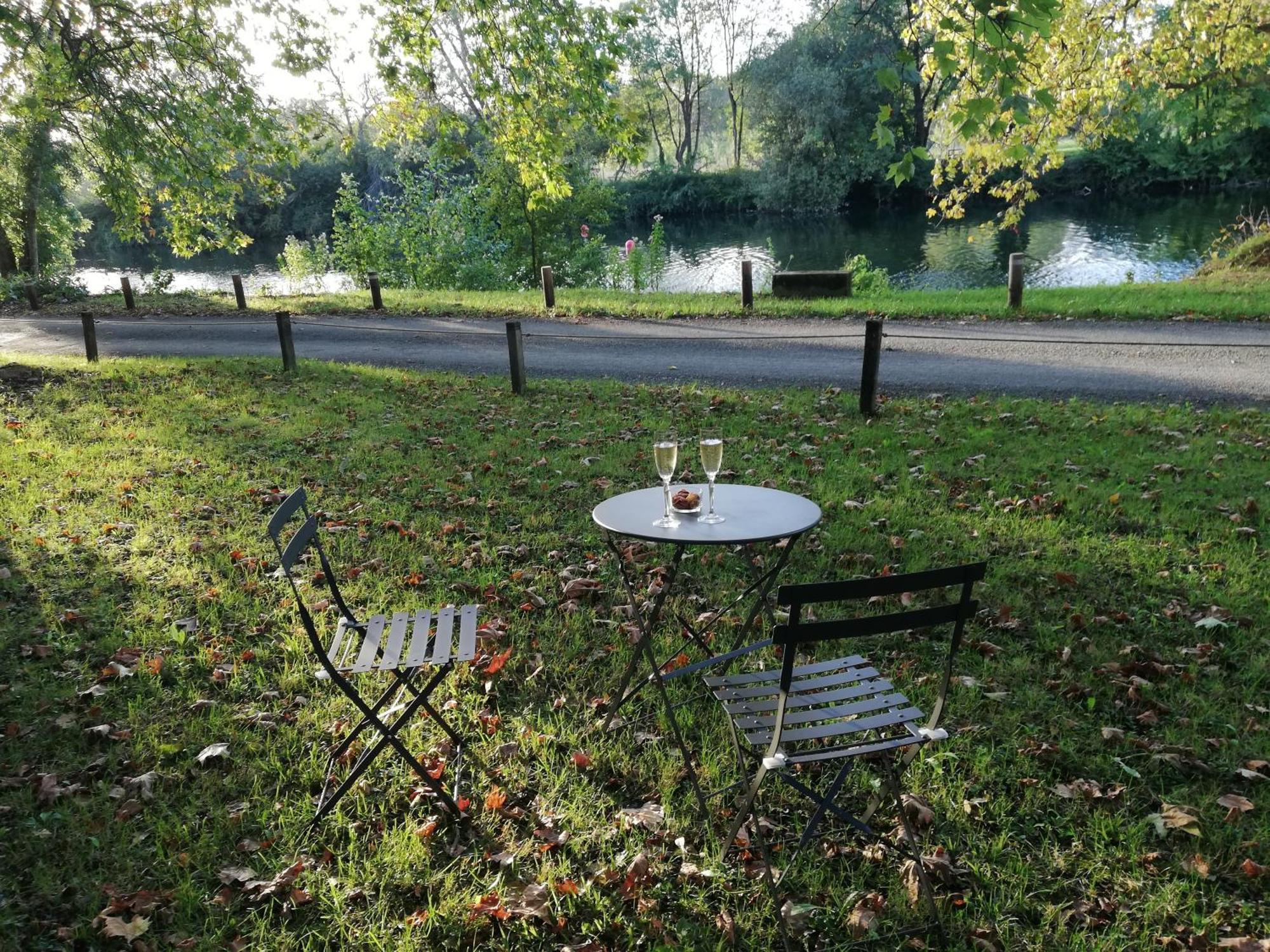 Bed and Breakfast Le Domaine Des Platanes Bourg-Charente Exteriér fotografie